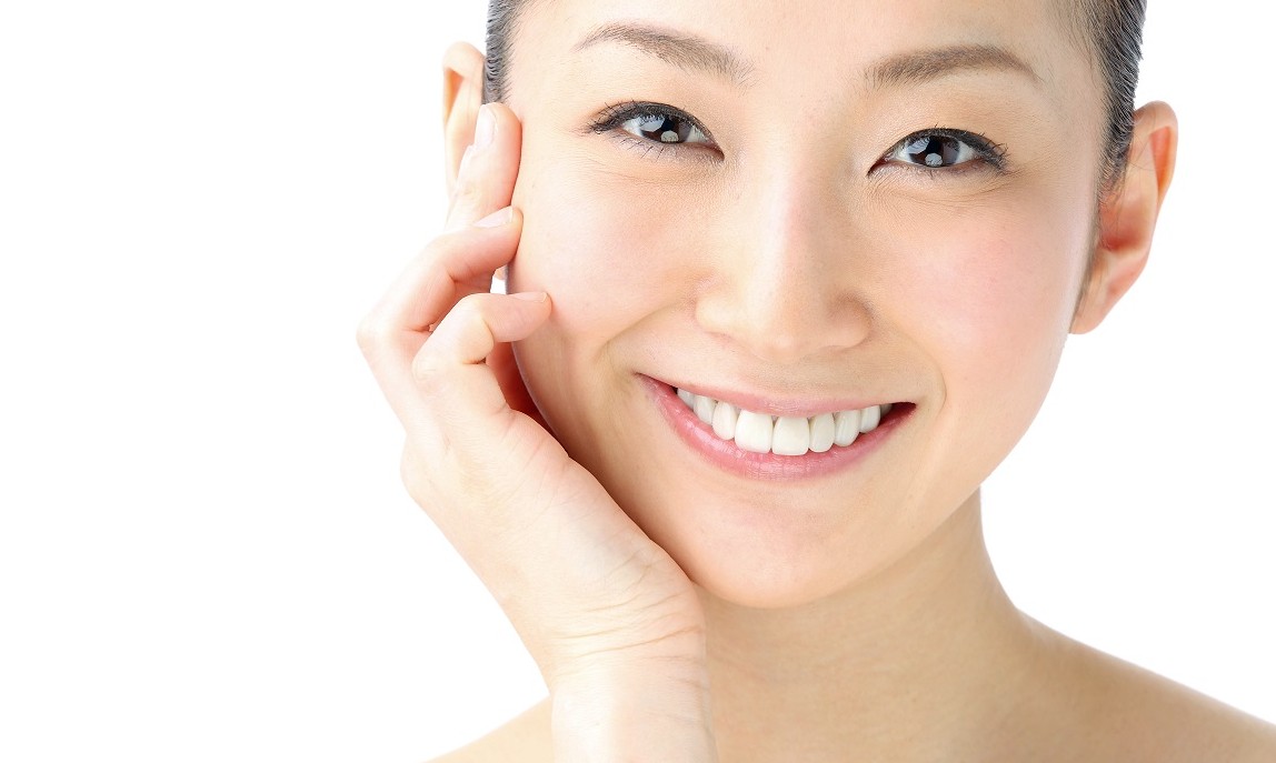笑顔と歯のキレイな女性