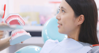 歯の模型と女性