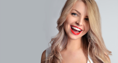 笑っている女性