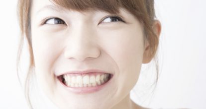 白い歯の日本人の女の子