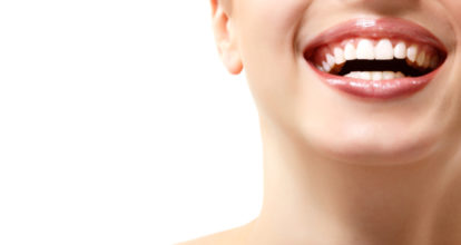 笑って見える白い歯